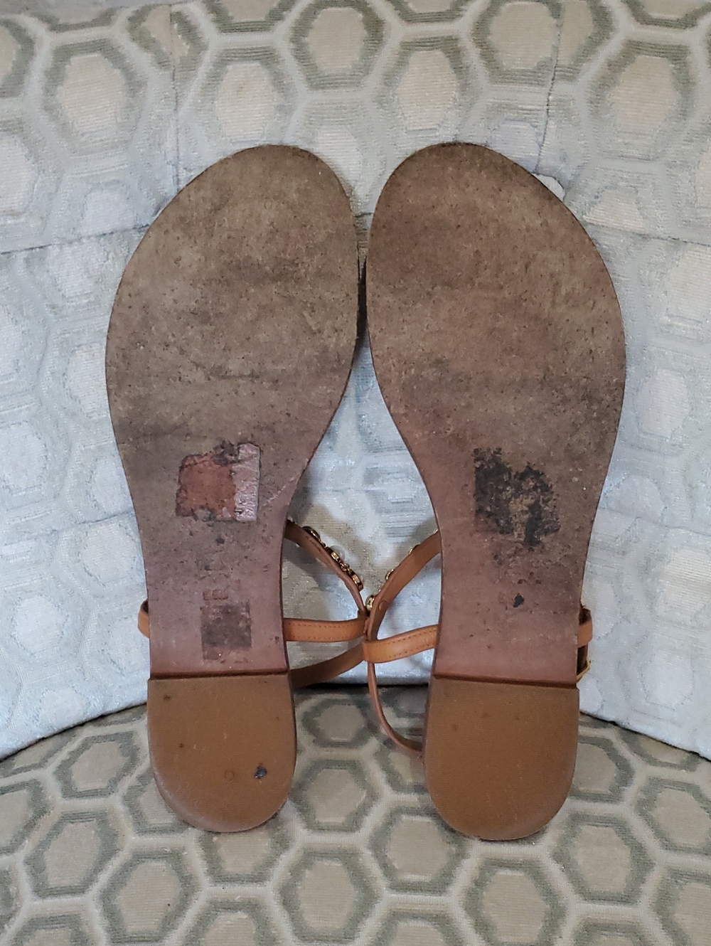 Tory Burch Emmy Pearl Sandals in Tan Teather With Pearl T-Strap Size 9.5 - Picture 10 of 12